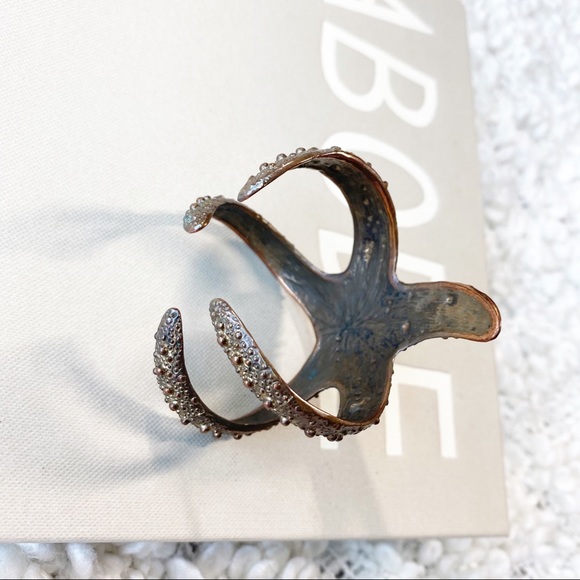 VINTAGE Starfish Textured Brassy Cuff - Picture 4 of 4